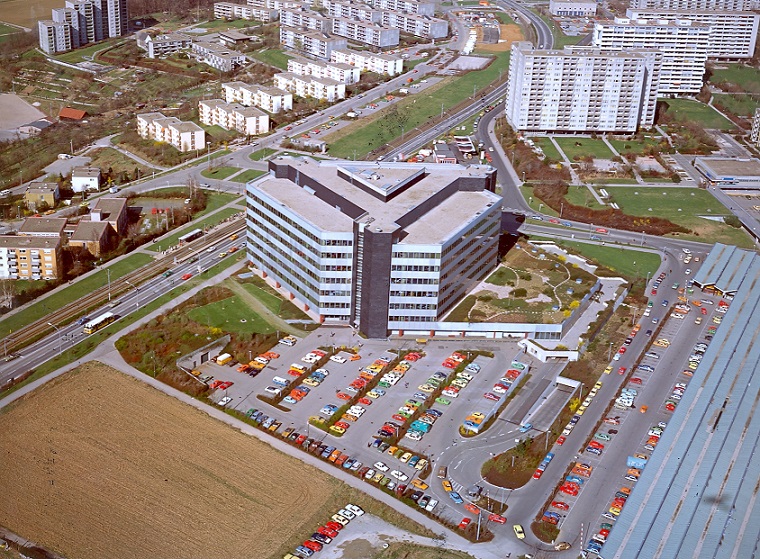 Der kompakte polygonale Verwaltungsneubau der LVA Württemberg lag am Rand der Großsiedlung auf dem Stuttgarter Freiberg (Bild: Deutsche Rentenversicherung Baden-Württemberg, 1981)