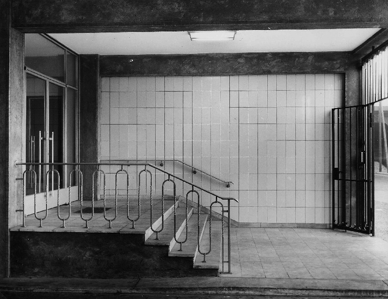 Reine Funktion: Der Haupteingang des Verwaltungsgebäudes der Schering AG, Aufnahme: 1953 (Foto: Schering Archiv, Bayer AG)