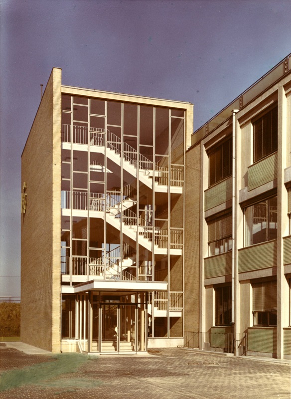 Gläserne Eleganz außen: Das Treppenhaus des Mikrobiologischen Betriebs der Schering AG im Werk Charlottenburg, Aufnahme: 1959 (Foto: Schering Archiv, Bayer AG)
