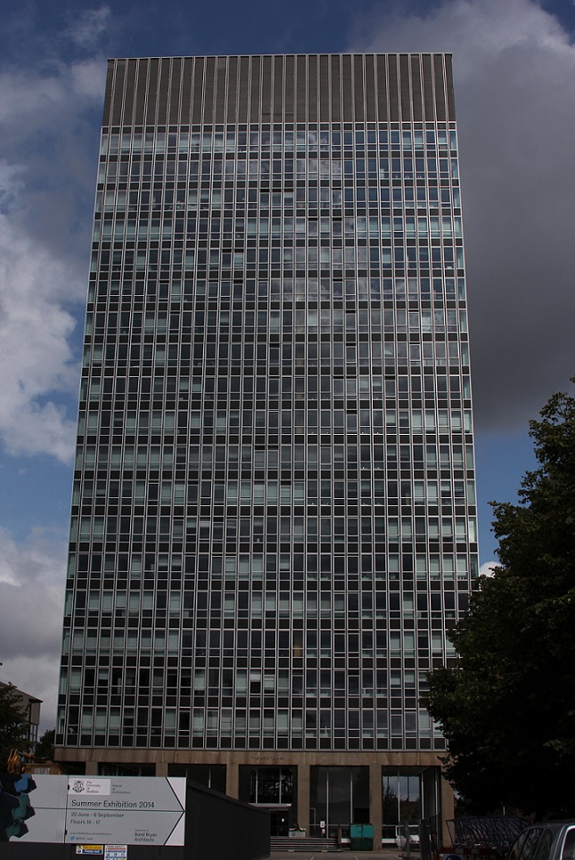 Der Arts Tower der Universität in Sheffield wird ganz über einen Paternoster erschlossen (Bild: E. Ruthner)