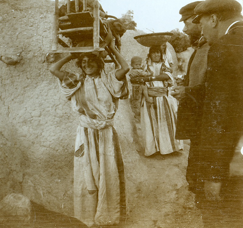 Valentin Schwöbel und Emil Zickermann begegnen einer Frau mit Wiege in Samaria, 9. April 1905 (© Gustaf-Dalman- Institut, Greifswald)