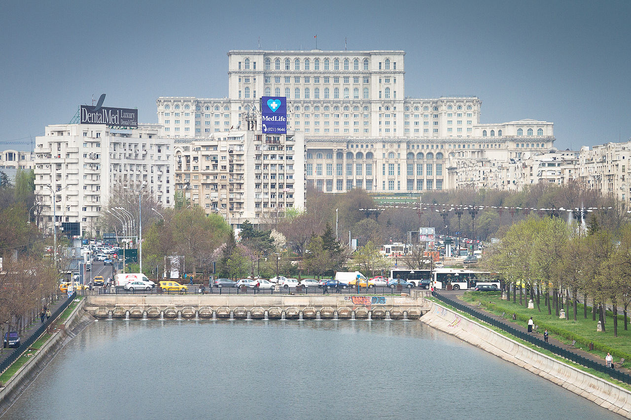 Das Haus des Volkes heißt jetzt "Parlamentspalast" - und überragt Bukarest bis heute (Bild: Mihai Petre)
