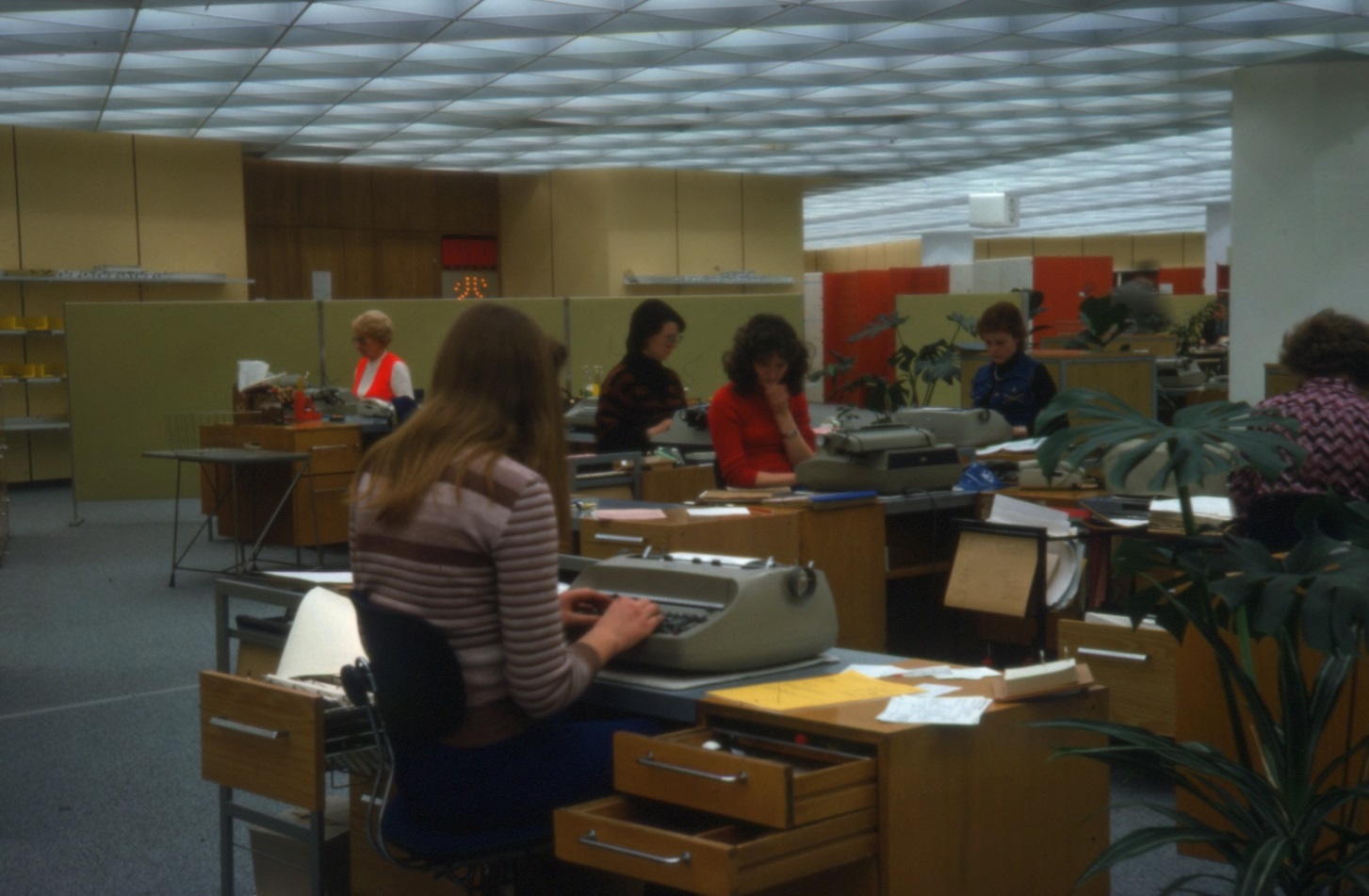Schreibdienst im Großraumbüro mit Stellwänden (Bild: Deutsche Rentenversicherung Baden-Württemberg, W. Trepl, um 1980)