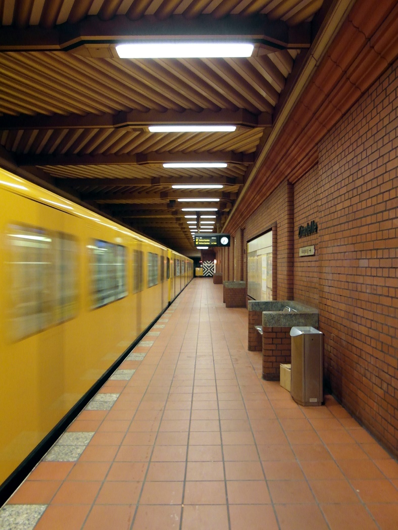 Berlin, Zugeinfahrt in den U-Bahnhof Zitadelle (Bild: Ingolf/Berlin, CC BY SA 2.0)