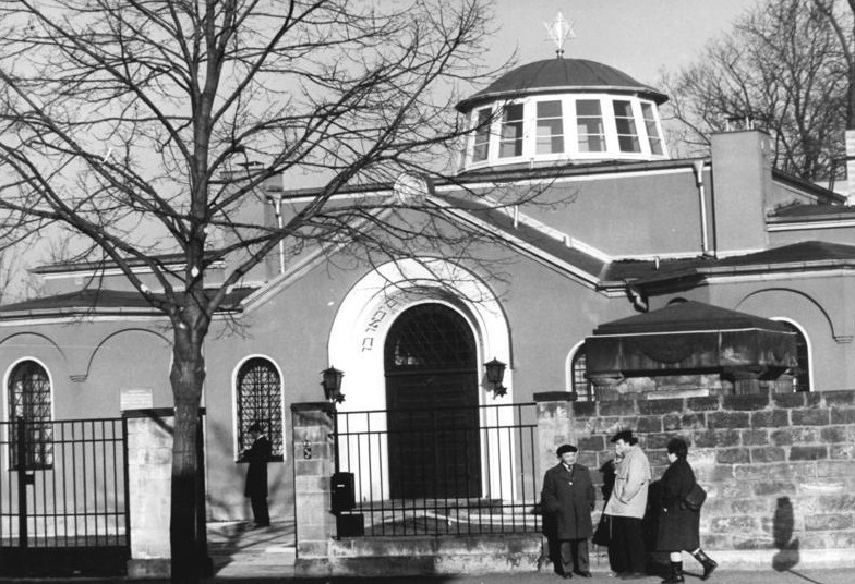 In Dresden diente eine ehemalige Trauerhalle jahrzehntelang als Synagoge (Foto: U. Häßler, Bild: Bundesarchiv Bild 183-1988-1105-012, Copyright: CC-BY-SA 3.0)