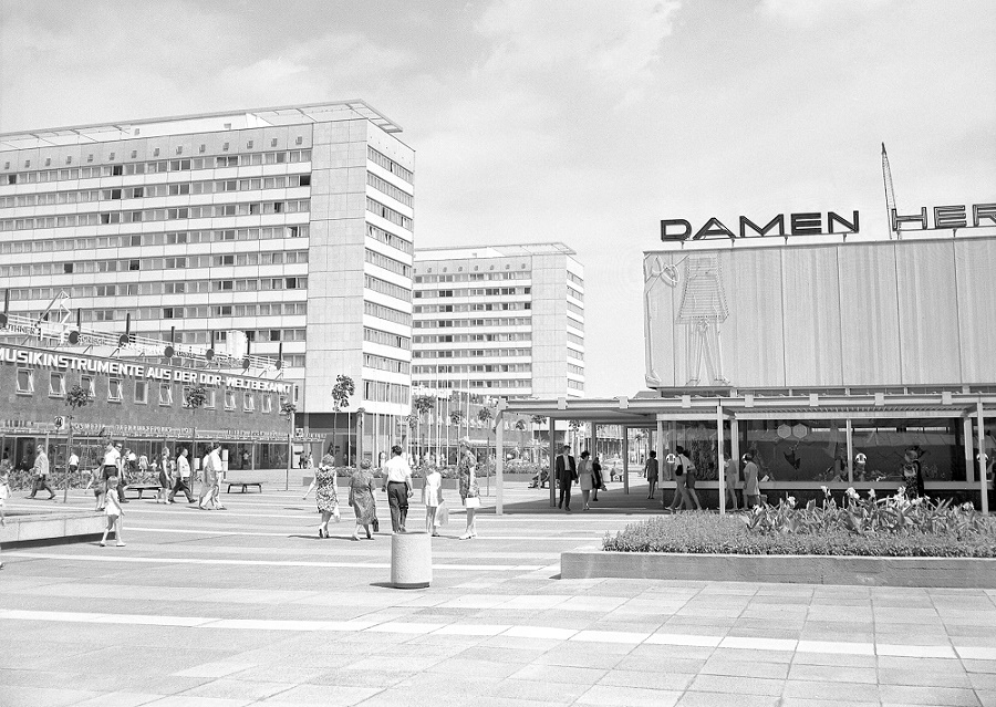 Dresden, Prager Straße mit Hotel-Hochhäusern, Pavillons und Pergolen, 1970 (Bild: Landeshauptstadt Dresden, Stadtplanungsamt, Bildstelle)