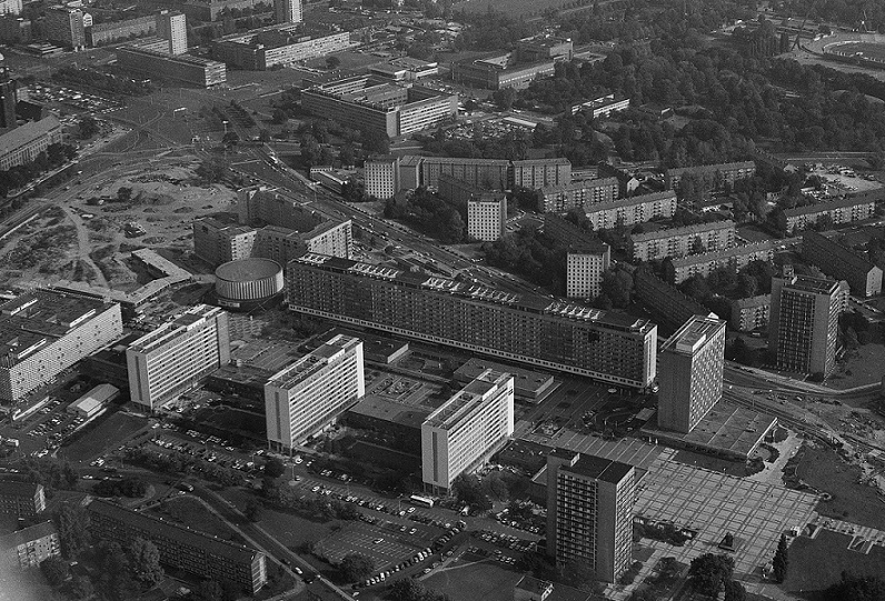 Dresden, Schrägluftbild der Prager Straße mit Umgebung, Fotoaufnahme 1991 (Bild: SLUB/Deutsche Fotothek, Foto: Siegfried Bregulla)
