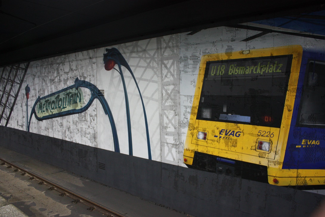 Essen, U-Bahnhof "Bismarckplatz", abgeschlagener Fliesenspiegel im Gleisbereich, Kunstwerk farbfieber e. V. (Bild: Sebastian Bank, 2015)