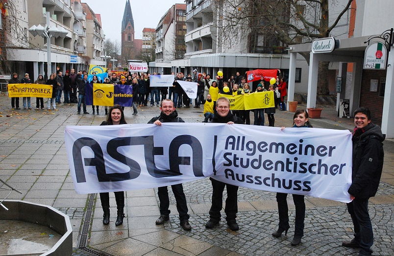Eine „demonstrative Aneignung“: eine Kundgebung studentischer Initiativen auf der Großen Scharrnstraße (Bild: Heinz Köhler, November 2010)