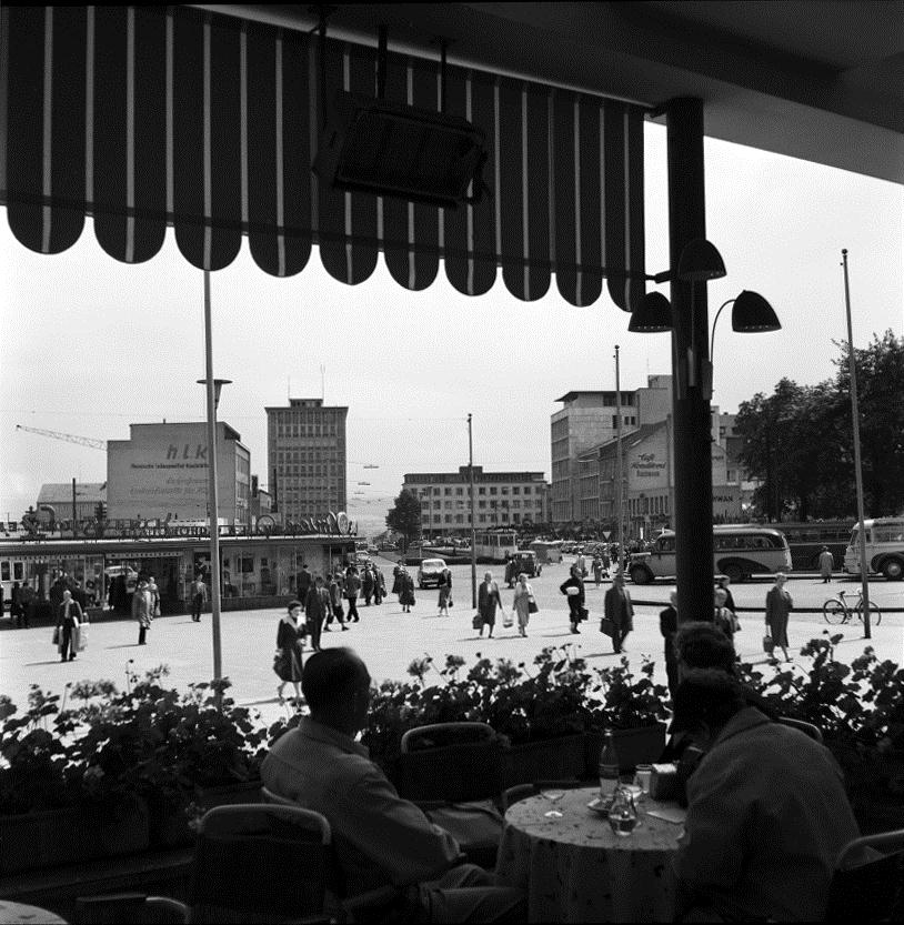 Kassel, Treppenstraße: Blick vom Bahnhofsvorplatz auf die Kurfürstenstraße (noch ohne Tunneleinschnitt), das Hochhaus am Ständeplatz und die Einmündung der Treppenstraße (Bild: Günther Becker, 1950er Jahre)