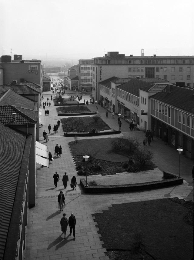 Kassel, Treppenstraße: Blick vom Hochhaus über den gesamten Straßenzug bis zum Friedrichsplatz und darüber hinaus (Bild: Günther Becker, 1950er Jahre)