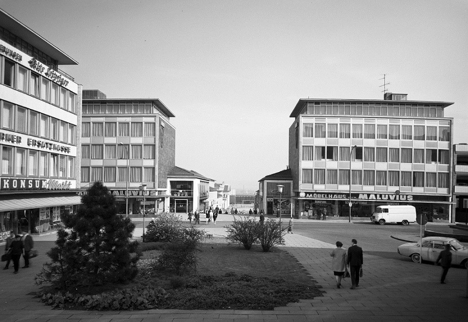 Kassel, Treppenstraße: Florentiner Platz in der Mitte der Treppenstraße mit den beiden, damals noch symmetrisch gestalteten Eckbauten (Bild: Günther Becker, 1950er Jahre)