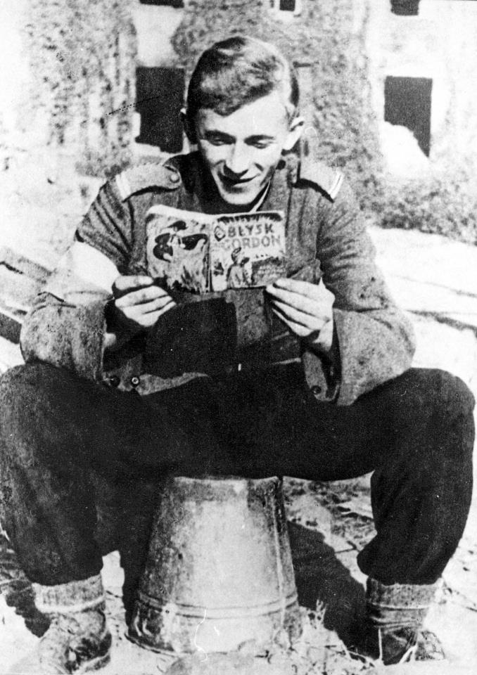 Polnischer Soldat liest 1944 "Blysk Gordon" (Flash Gordon) (Bild: Tadeusz Bukowski)