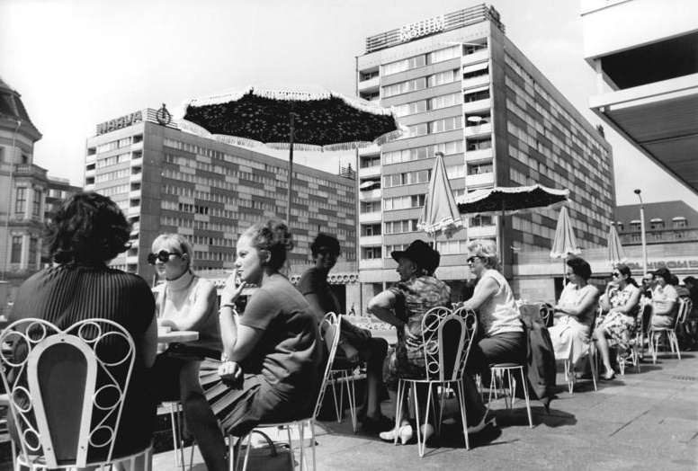 Die legendäre Mokka-Bar auf dem Sachsenplatz in Leipzig (Bild: Bundesarchiv Bild 183-J0610-0016-001, CC BY SA 3.0.de, Foto: Wolfgang Kluge)