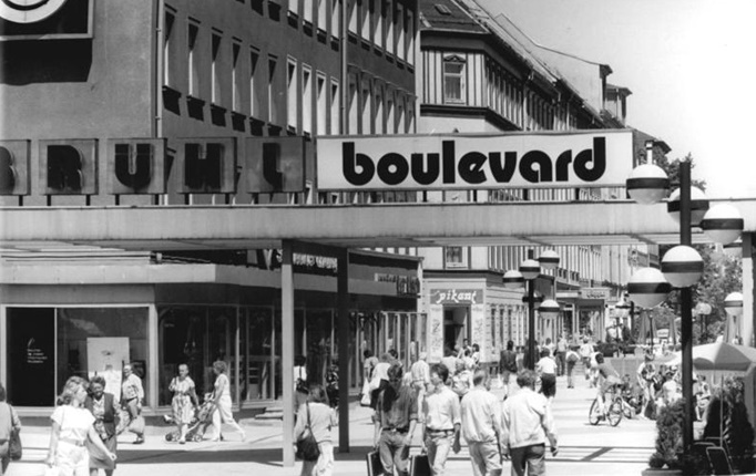 Eingangssituation des Brühlboulevards, Juni 1989 (Bild: Bundesarchiv Bild 183-1989-0623-15, CC BY SA 3.0.de, Foto: Wolfgang Thieme)
