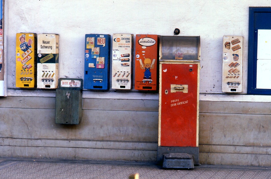 Stadtbahn, Gürtellinie, Haltestelle Nussdorfer Straße, Bahnsteig, Automaten (Bild: TARS631, 1980er Jahre)