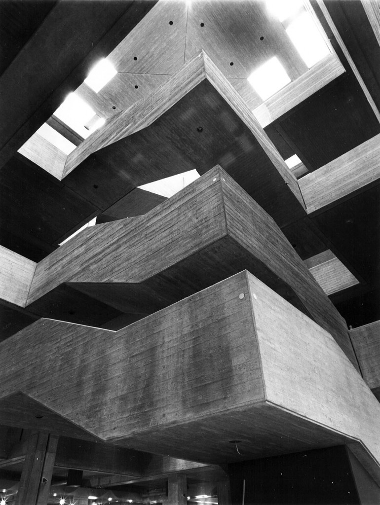Ruhr-Universität Bochum, Eingangshalle der Bibliothek, (Bruno Lambert, 1972-74) (Bild: Universitätsarchiv Bochum, Dep. Staatl. Bauamt Bochum 02, 74.0640, Foto: Heinz Lohoff)