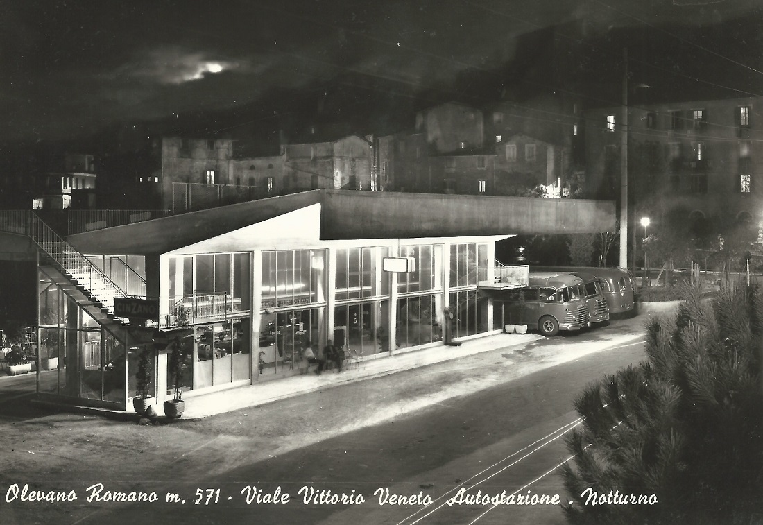 Olevano Romano, Busbahnhof im Mondschein (Bild: Rocchi Ernesto, Tabacchi, Olevano Romano)
