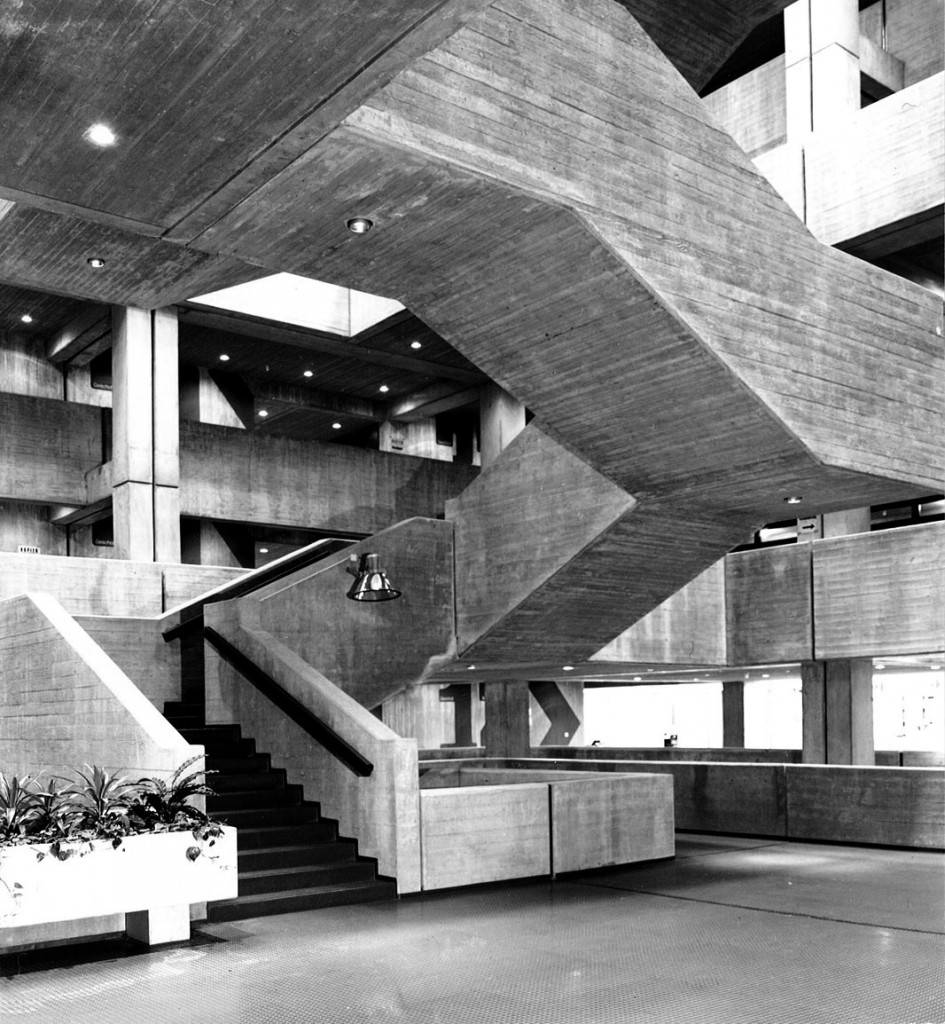Bochum, Universität, Eingangshalle der Bibliothek, (Bruno Lambart, 1972-74) (Bild: Universitätsarchiv Bochum, Dep. Staatl. Bauamt Bochum 02, 75.0054, Foto: Heinz Lohoff)