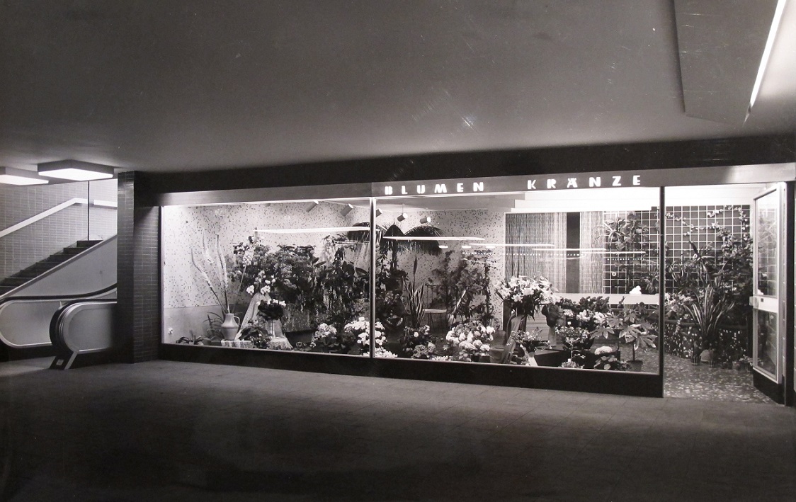 Auch die Ladengeschäfte wurden von Grundmann und Sandtmann am Hamburger Hauptbahnhof entworfen (Foto: F. Hewicker, Bild: Archiv F. Grundmann, um 1960)