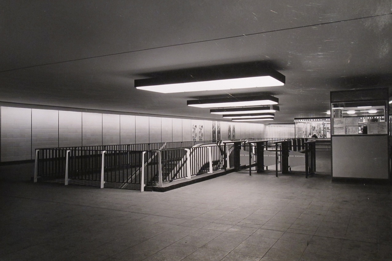 Um 1960 gestalteten Grundmann und Sandtmann den U-Bahnhof am Hamburger Hauptbahnhof (Foto: F. Hewicker, Bild: Archiv F. Grundmann, um 1960)