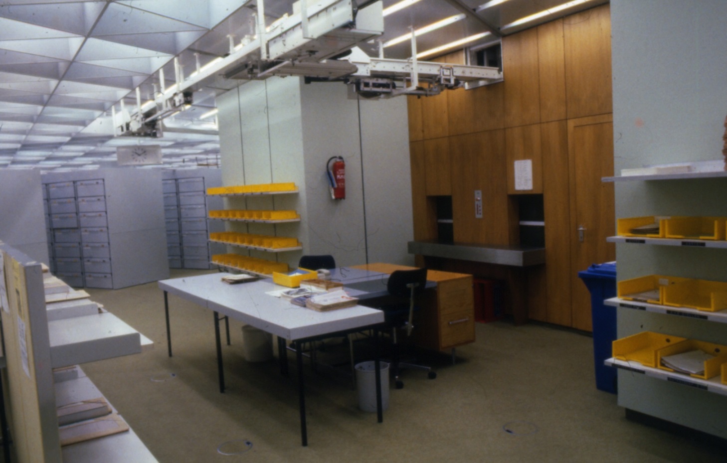 Der Stockwerksdienst – hier der Ebene 30 – bediente die Aktentransportanlage und verteilte Akten und Post in die Regalfächer der Verteilstation (Bild: Deutsche Rentenversicherung Baden-Württemberg, W. Trepl, um 1980)