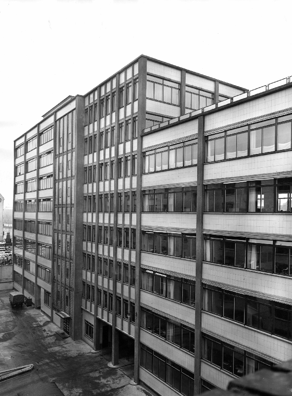 Rückseite des Verwaltungsgebäudes der Schering AG (Bild: Schering Archiv, Bayer AG, um 1954)