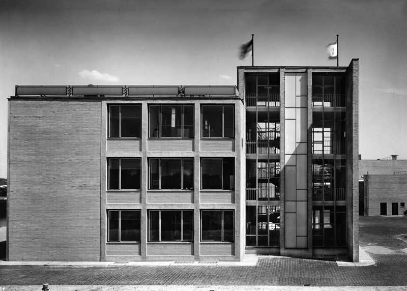 Treppenhaus des Mikrobiologischen Betriebs im Charlottenburger Schering-Werk, Ansicht von Südwesten (Bild: Schering Archiv, Bayer AG, 1959)