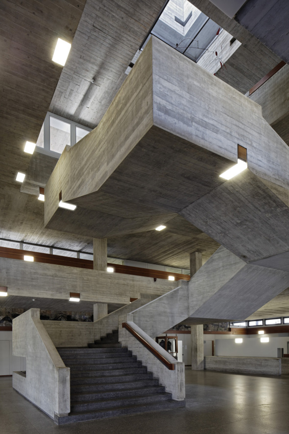 Universität St. Gallen, Treppe im Hauptgebäude der Universität, nach der Sanierung (architekten: rlc ag, 2011) (Bild: Hanspeter Schiess)