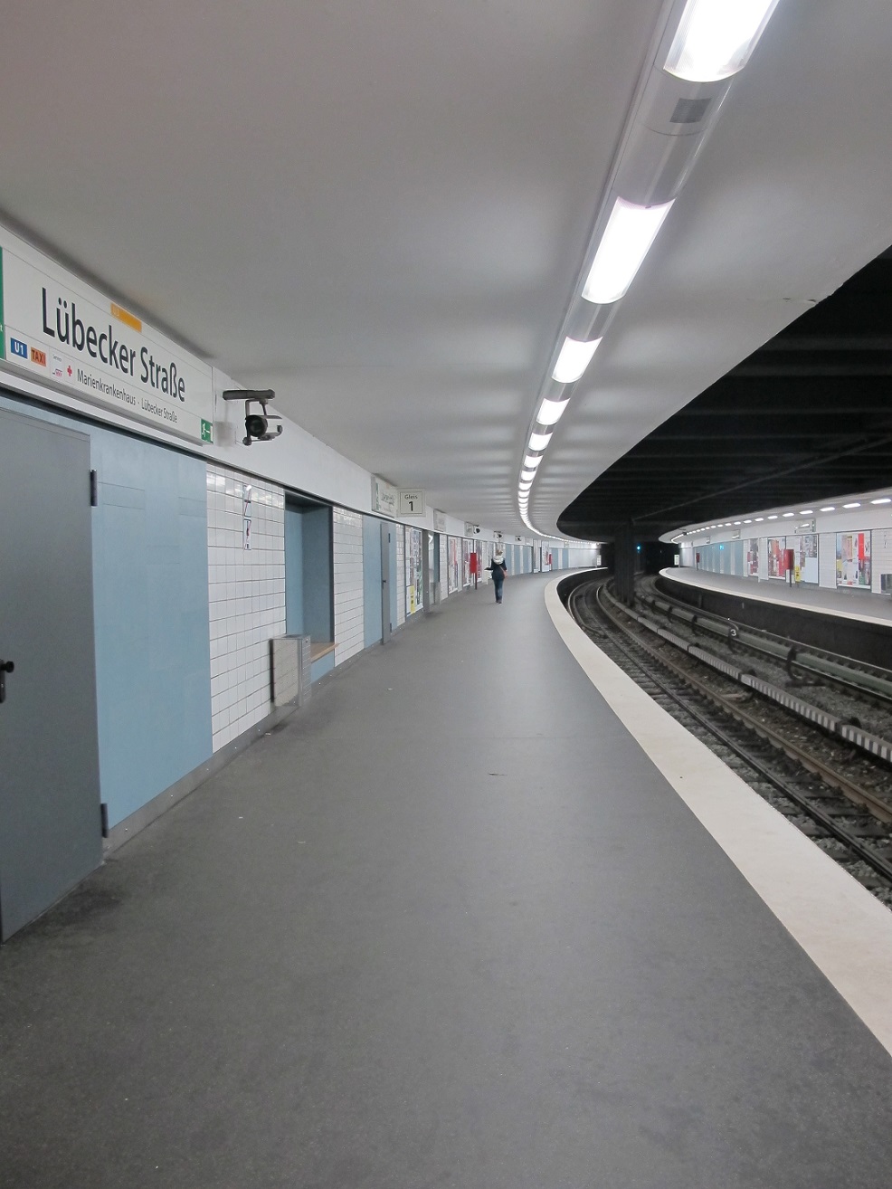 Die Bahnsteige der Haltestelle "Lübecker Straße" wurden farbig gekonnt abgestuft (Bild: K. Berkemann)