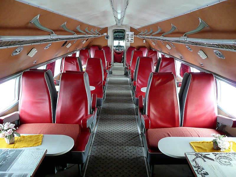 In den 1960ern ging die DDR in die Luft. Mit sozialistischen Flugzeugsitzen, die sich Tisch und Sitzkissen teilen (Bild: Norbert Kaiser, CC BY SA 2.5)