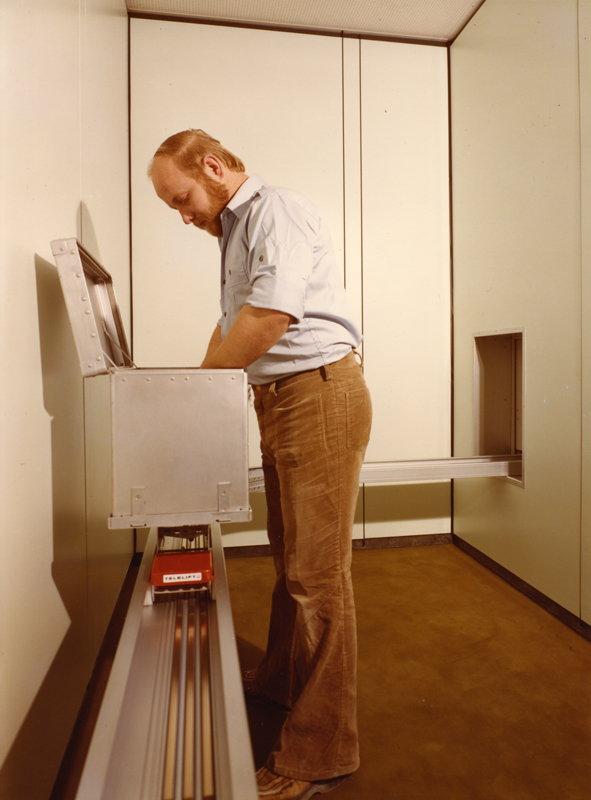 Mitarbeiter an einer Telelift-Box (Bild: Schering Archiv, Bayer AG, um 1976)