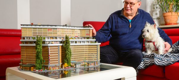 Der Bastler Gerald Fuchs vor einem seiner "Mega-Modelle", die er aus vielen zerlegten kleineren Bausätzen zu etwas Neuem zusammenfügt (Copyright: Andreas Beyer)