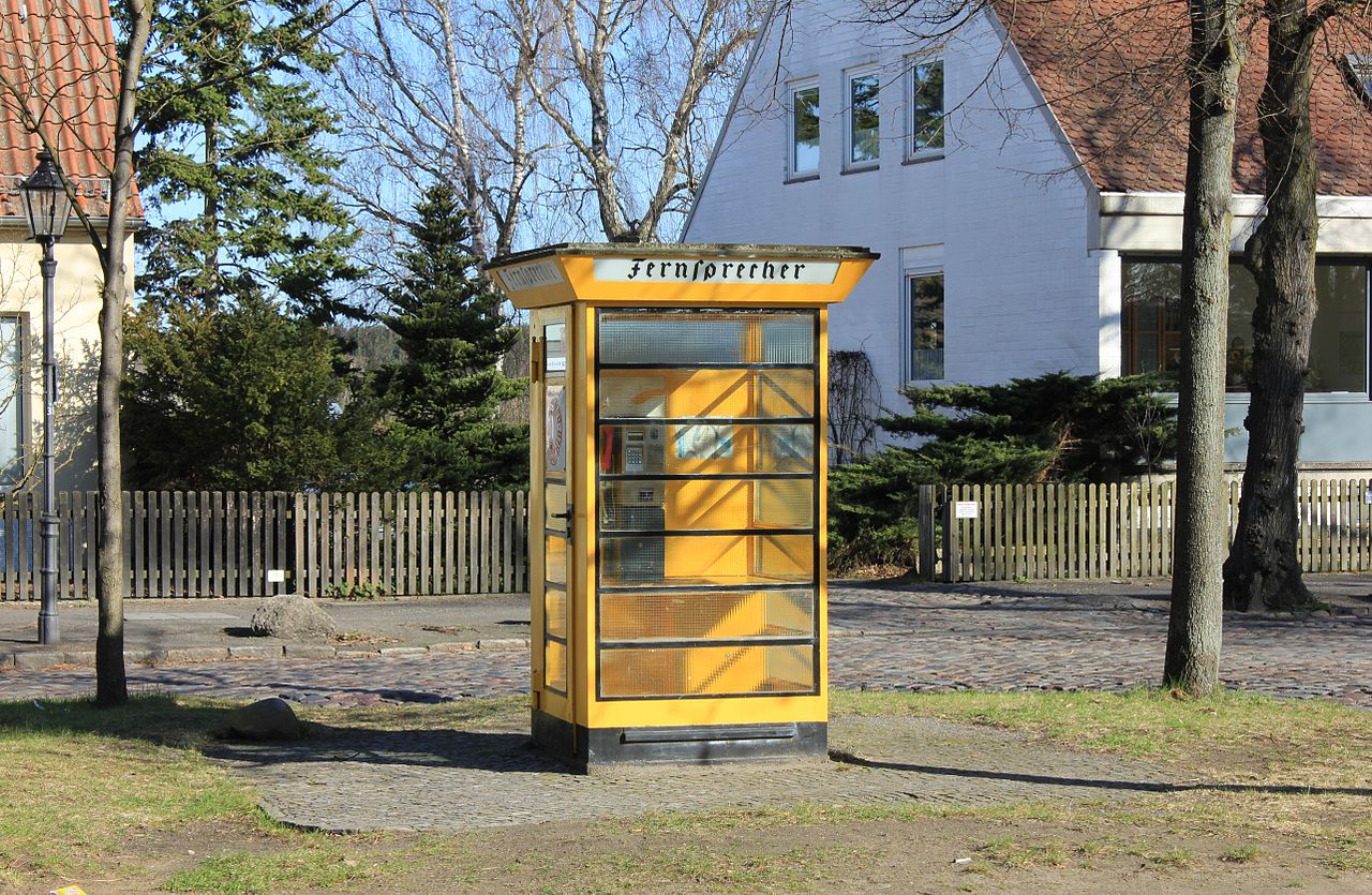 Berlin-Lübars, denkmalgeschützte Telefonzelle, um 1935 (Bild: Sekamor, CC BY SA 3.0, 2012)