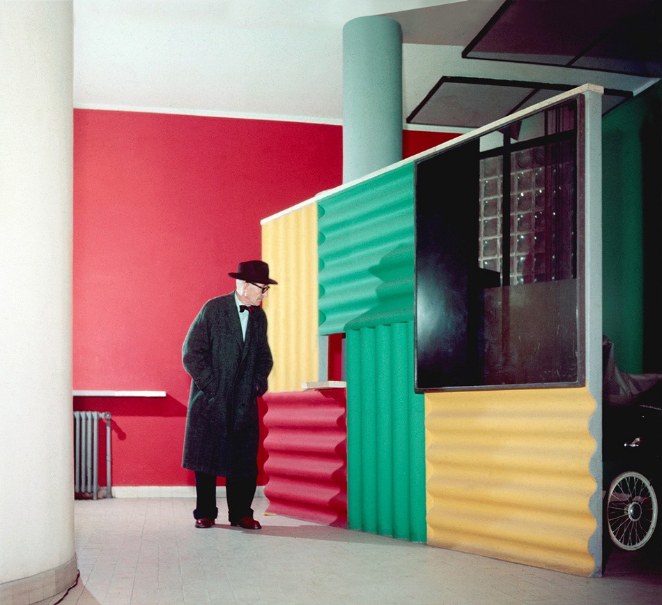 Le Corbusier vor dem Paravent in der Halle des Immeuble Molitor: bemalte, mit Beton hintergossene Welleternitplatten, ausgeführt als Prototyp einer Brise-soleil-Konstruktion (Bild: © Willy Rizzo, 1959)