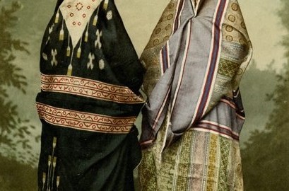 Syrische Frauen in Beirut im städtischen Gewand (Foto: Bonfils, zwichen 1885 und 1895, Photochrom: um 1895, Copyright: Gustaf-Dalman-Institut Greifswald)