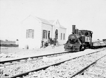 Bahnhalt auf der Ebene Jesreel (Schwarzweiß-Fotografie, um 1905, Copyright: G.-Dalman-Institut Greifswald)