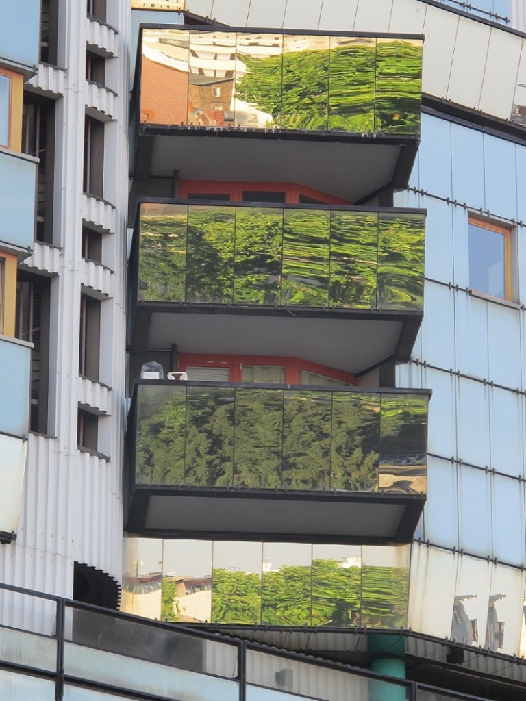 Offenbach, Gothaer-Haus, Spiegelungen in den Balkonen (Bild: D. Bartetzko/J. Reinsberg)