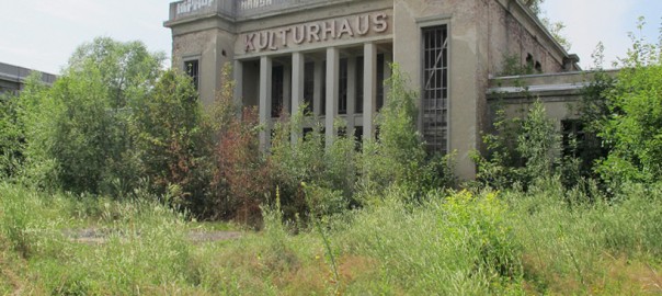 Die Pfeilerhalle am Kulturhaus Zinnowitz mischt Formen der NS- und Barockarchitektur (Bild: D. Bartetzko)