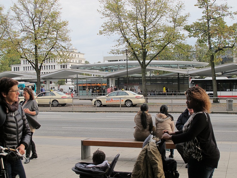 2005 erhielt die Station "Wandsbek Markt" vom Büro um Friedhelm Grundmann eine zusätzliche gläserne Konstruktion (Bild: K. Berkemann)