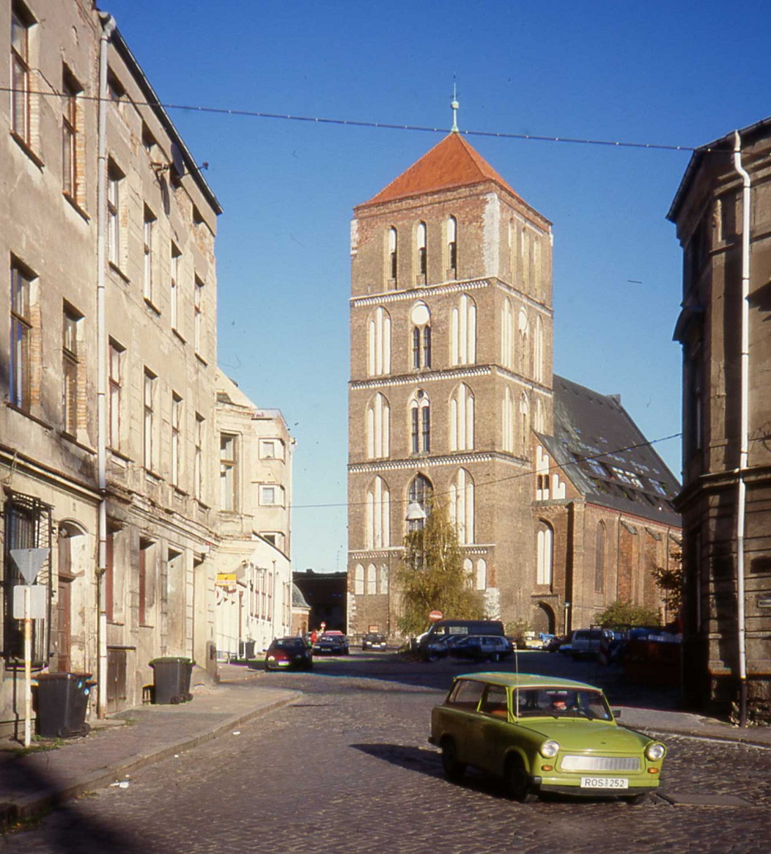 Rostock, Nikolaikirche, 1994 (Bild: Sludge G, CC BY SA 2.0, via flickr)