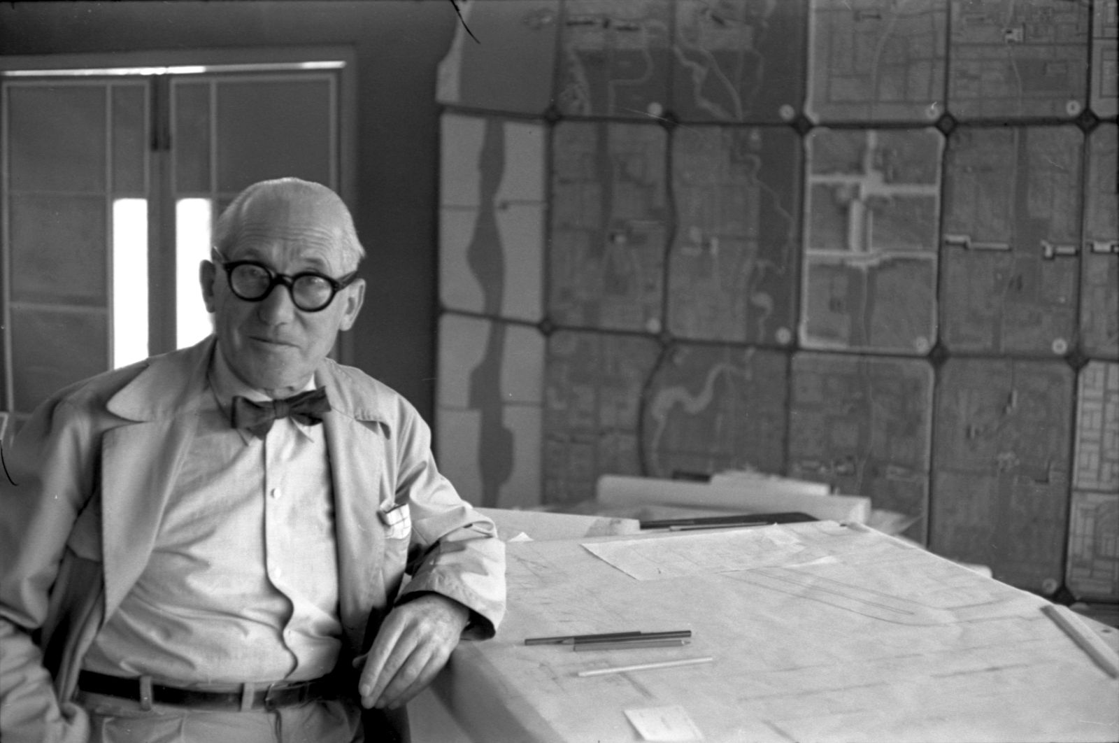 Le Corbusier 1955 auf der Baustelle in Chandigarh (Bild: IISG, CC BY SA 2.0, via flickr)