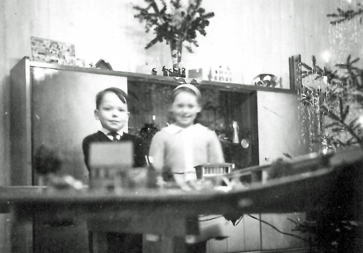 Amandus Sattler mit fünf Jahren und seiner Schwester vor der heimischen Modellbahn (Bild: privat)