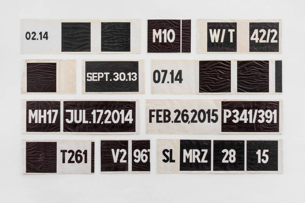 Tableau, 2013-2015, 11-teilig, i-xi, verschiedene Maße, Kugelschreiber, Bleistift auf Faxpapier, Installationsansicht (Bild: H. F. Taffelt)