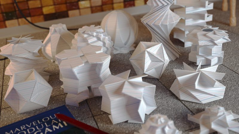Architektonische Grundformen in Origami (Bild: John M., CC BY SA 2.0, via flickr)