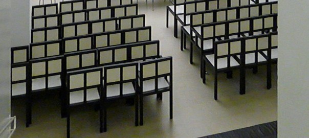 Das Auditorium im DAM mit den Stühlen nach Entwurf von Oswald Mathias Ungers (Bild: Warbug, dontworry, CC-BY-SA 3.0)