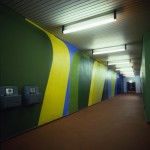 Korridor zum Sozialbereich mit Stempeluhren (Bild: Deutsche Rentenversicherung Baden-Württemberg, W. Trepl, 1975)