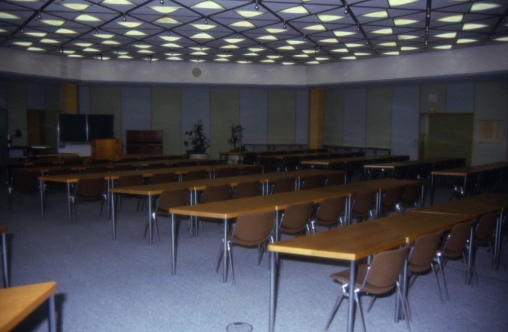 Versammlungsraum der Vertreterversammlung/Großer Saal (Raum 1) (Bild: Deutsche Rentenversicherung Baden-Württemberg, W. Trepl, um 1980)