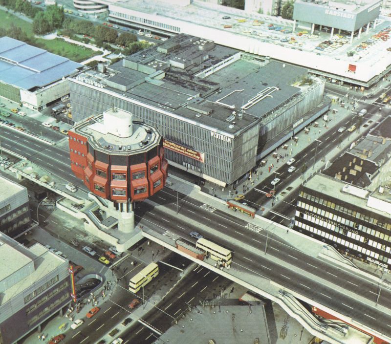 Im Oktober 1976 wurde der 46 Meter hohe Turm eröffnet. Berlin, Bierpinsel, Luftaufnahme, um 1979 (Copyright: Senat Berlin)