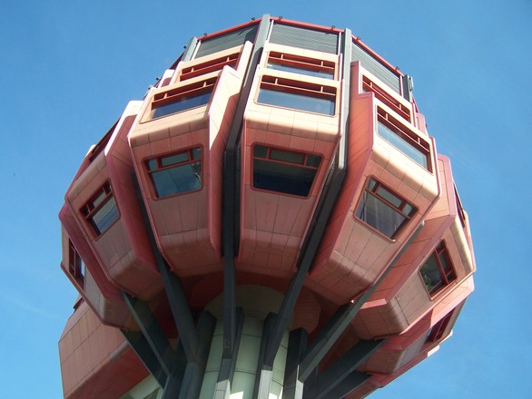 Die Fassadenelemente aus Eternit verblassten ab den 1990er Jahren. Berlin, Bierpinsel, um 2009 (Free Download, CC BY SA 4.0)